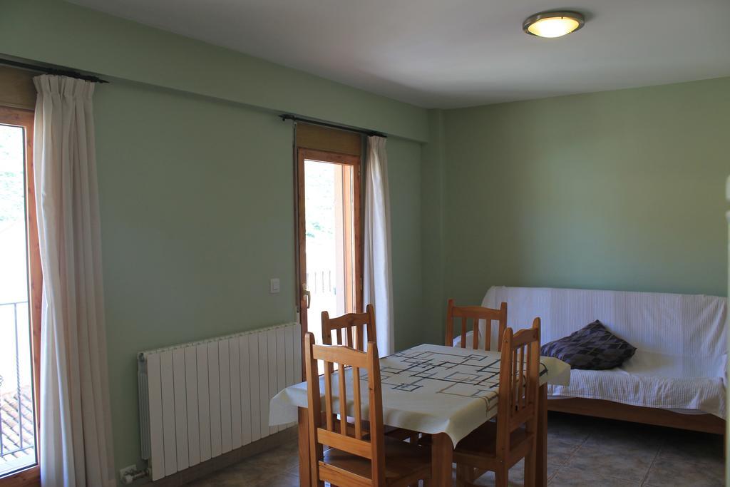 Apartamentos Turisticos Rosario Camarena de la Sierra Pokoj fotografie