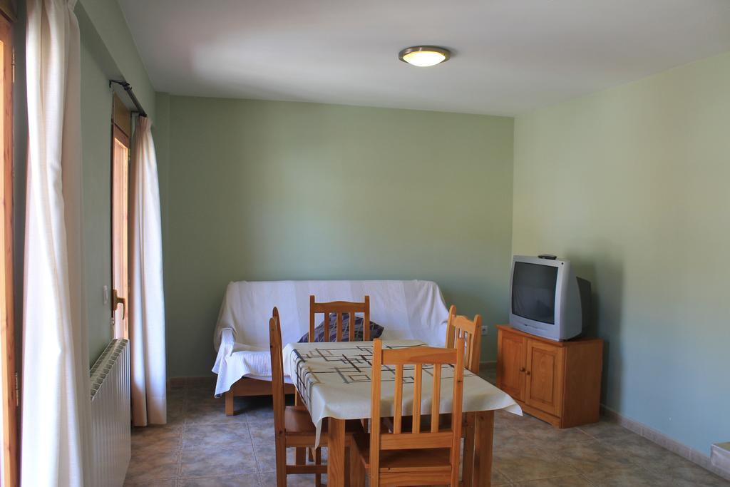 Apartamentos Turisticos Rosario Camarena de la Sierra Pokoj fotografie